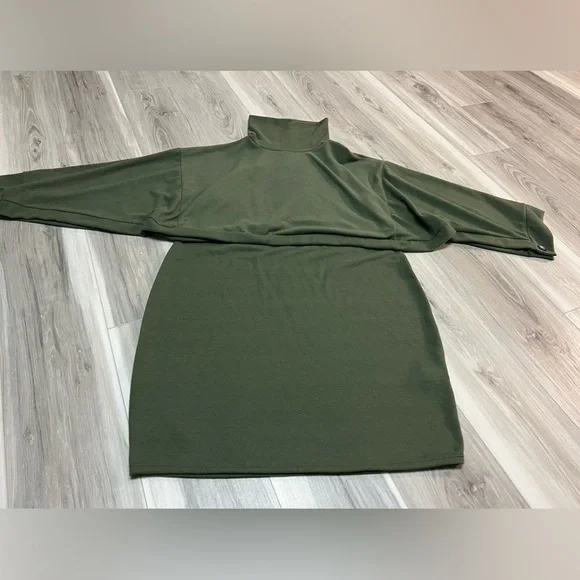Green Turtleneck Bodycon Sweater Dress - Picture 6 of 6